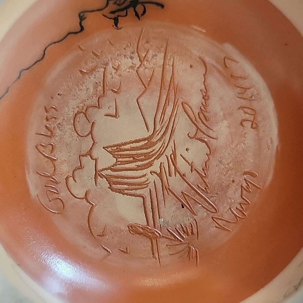 Small Signed Navajo Horsehair Etched Sgraffito vase pot - Picture 2 of 9